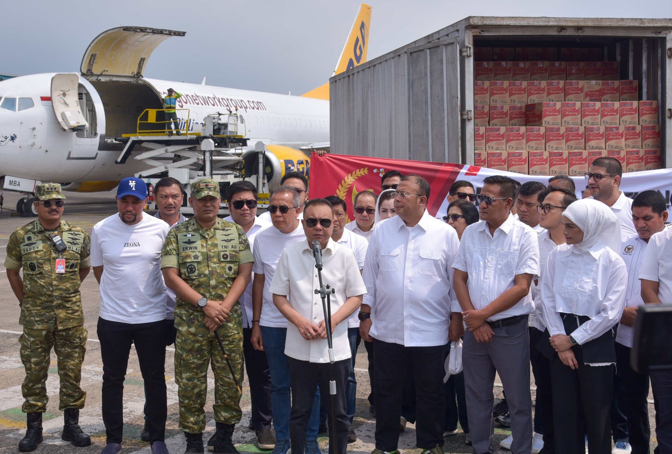 Masih nonaktif, Ahmad Sahroni nongol di penyerahan bantuan bencana DPR. (Foto/DPR RI)