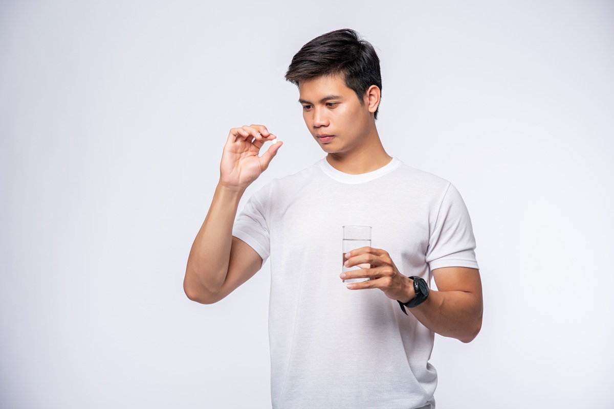Ilustrasi minum vitamin. (Foto/freepik)