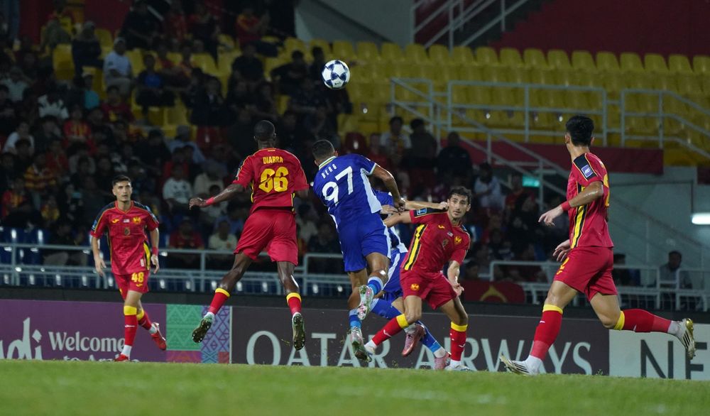 Penggawa Persib Bandung (biru) berduel dengan pemain Selangor FC. (Foto/persib.co.id)