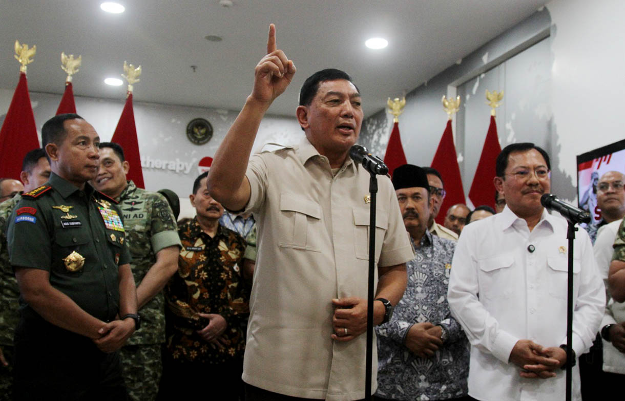 Menhan Sjafrie Sjamsoeddin bersama Panglima TNI Jenderal Agus Subiyanto dan Penasihat Khusus Bidang Kesehatan Presiden RI dr. Terawan Agus Putranto meresmikan layanan Immunotherapy Nusantara by Terawan di RSPPN Panglima Besar Soedirman, Jakarta, Senin (10 November 2025).  (Beritanasional.com/Oke Atmaja)