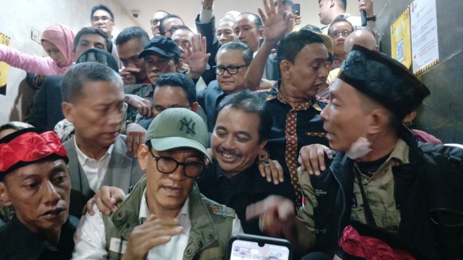 Pakar Hukum Tata Negara, Refly Harun saat mendampingi Roy Suryo Cs. (Foto/ist)