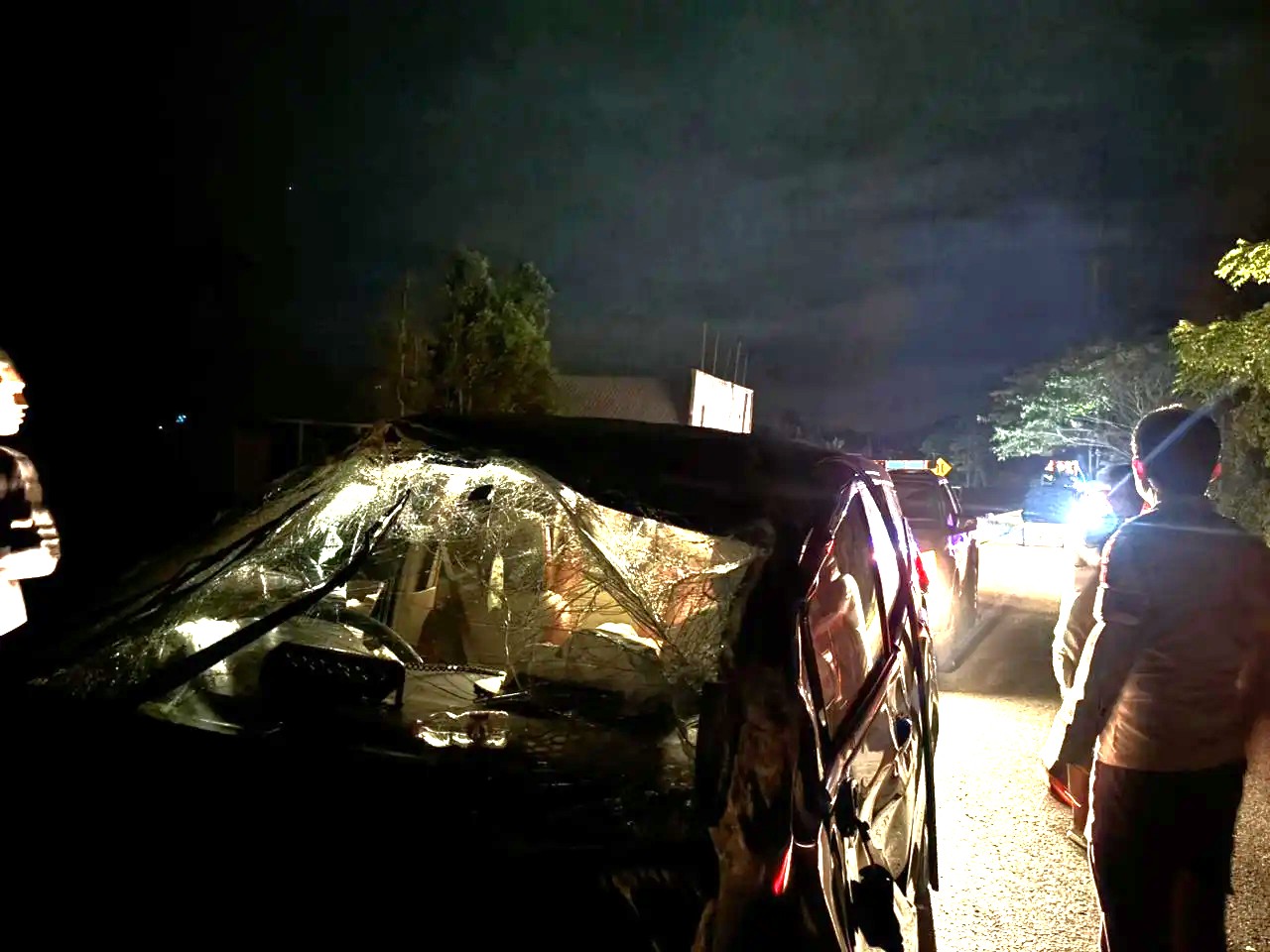 Mobil anggota Dewan terbalik usai tabrak beton di Jalan Trans Sulawesi Majene. (Foto/Humas Polri)