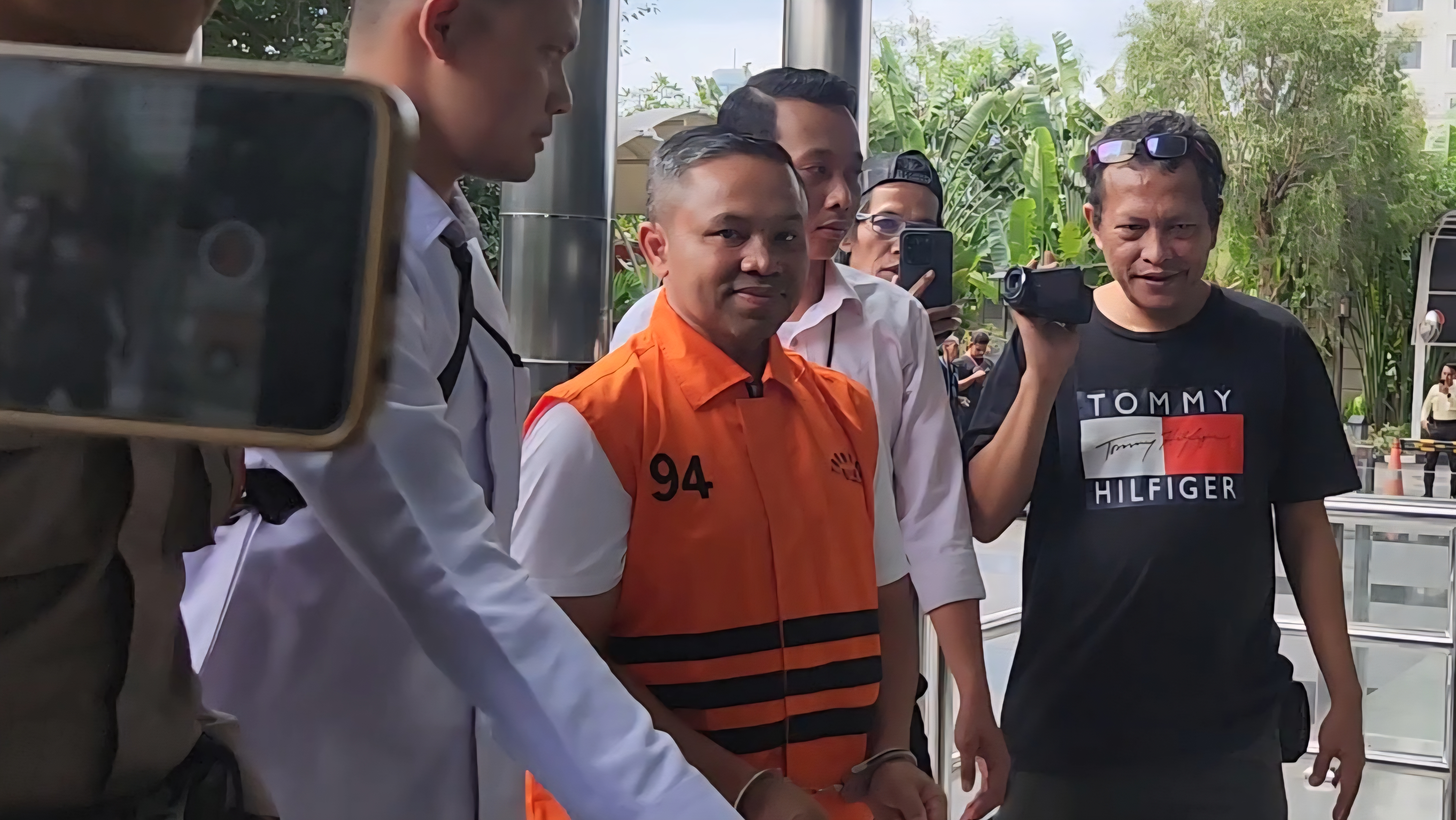 Momen Gubernur Riau Abdul Wahid Kenakan Rompi Oranye saat Datang ke KPK. (BeritaNasional/Panji Septo)