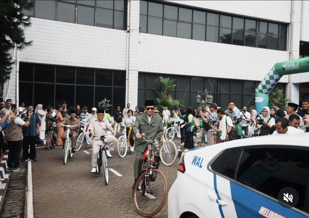 Momen Menag Nasaruddin gowes ontel bareng ratusan guru berpakaian jadul. (Foto/Instagram Nasaruddin Umar)