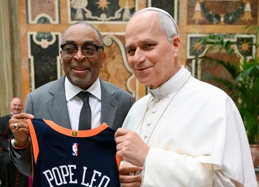Momen Paus Leo XIV bersama sutradara Spike Lee (kiri) di Vatikan. (Foto/Dok Vatikan)