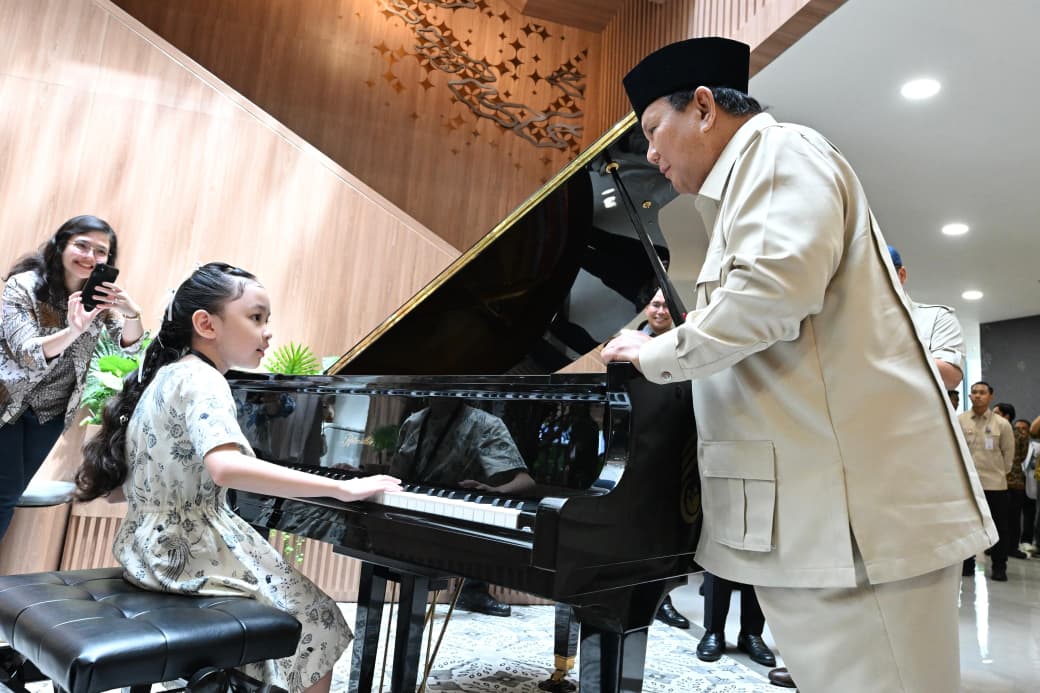 Momen pianis cilik curi perhatian Prabowo saat peresmian RS Kardiologi Emirates-Indonesia. (Foto/BPMI Setpres)