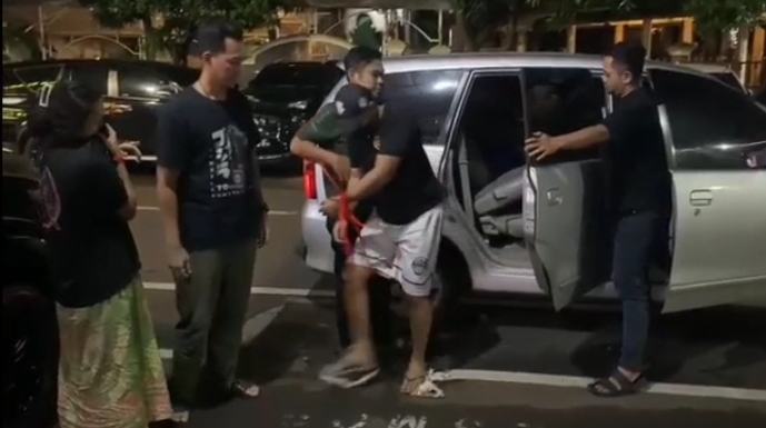 Ngaku Polisi, Pasutri Bawa Kabur Mobil Taksi Online. (Foto/Humas Polda Metro Jaya)