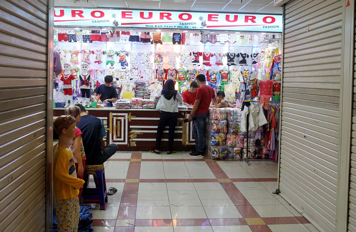 Penjual melayani pembeli di pasar tanah abang Jakarta. (Beritanasional.com/Okeatmaja)