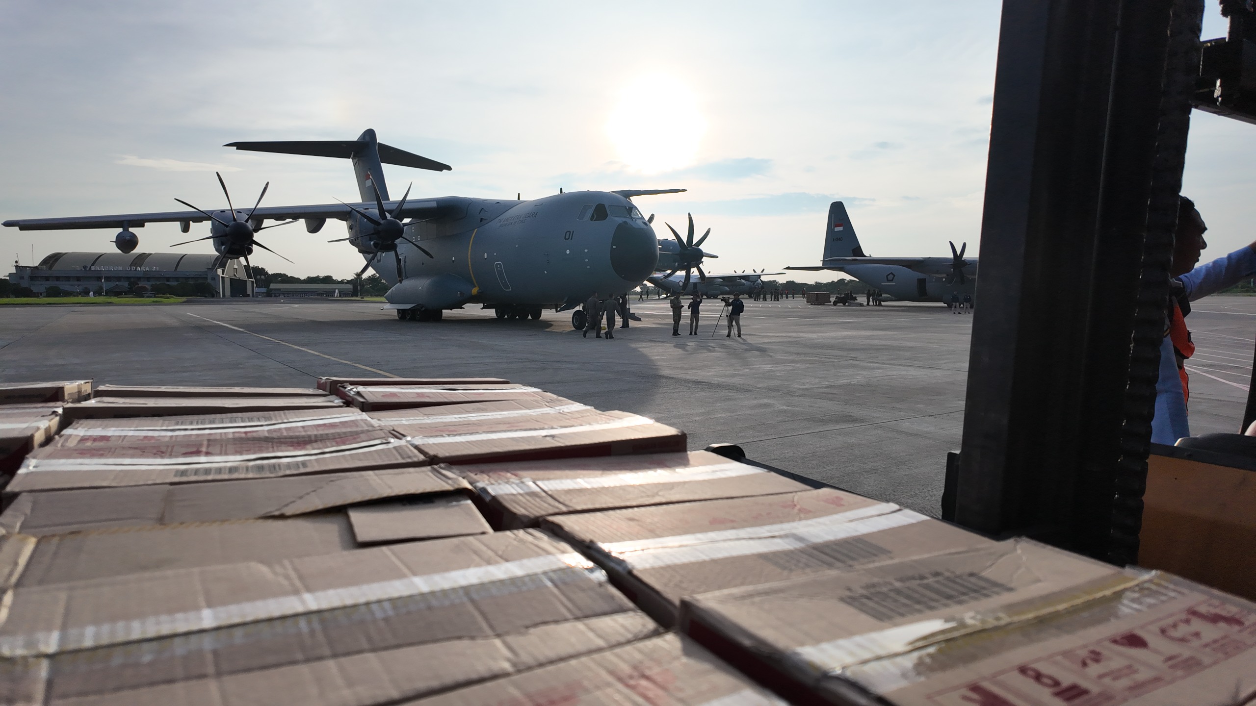 Pesawat Hercules membawa bantuan untuk ke daerah bencana di Sumatera. (BeritaNasional/istimewa)