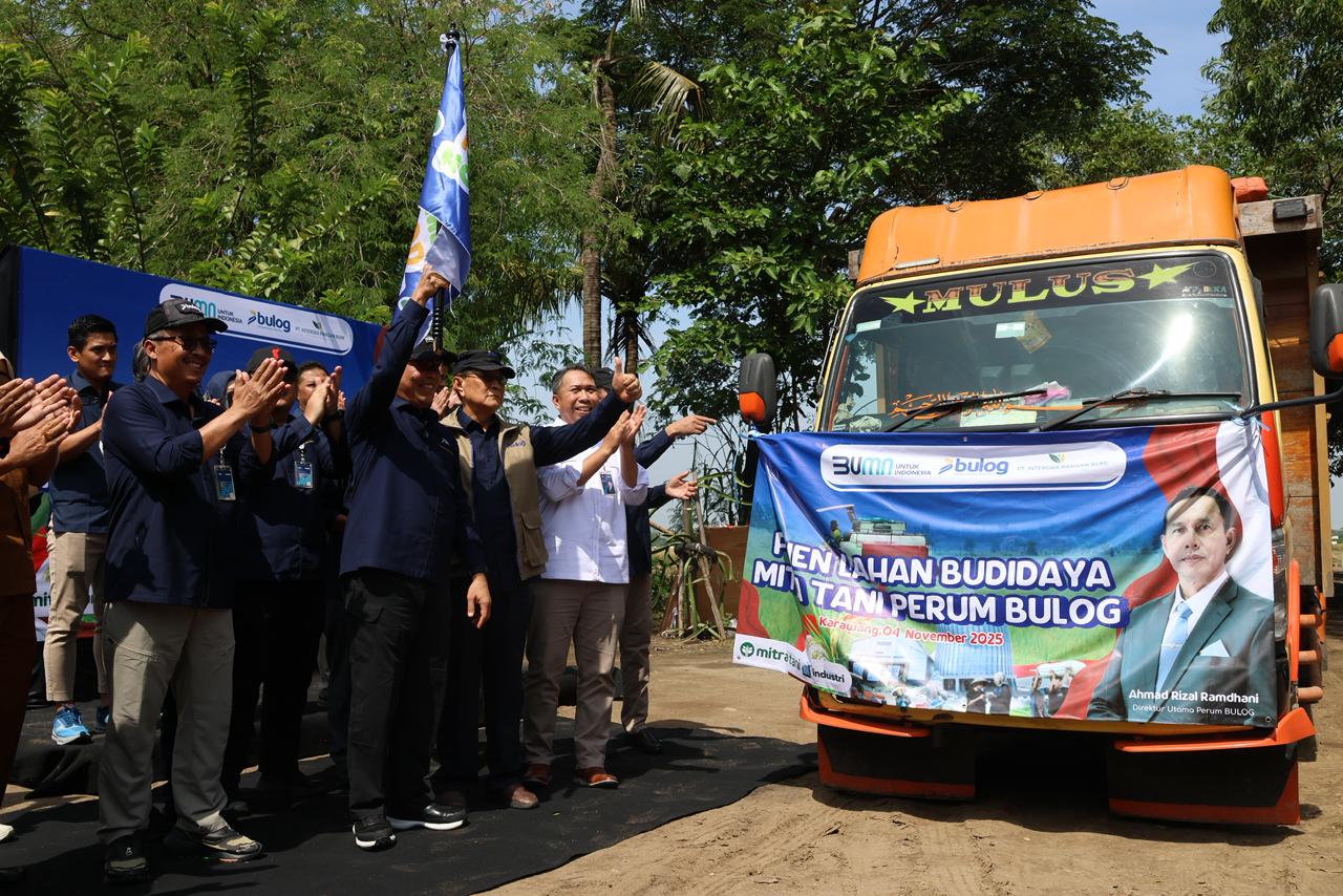 Panen Padi Hasil Budidaya Mandiri, BULOG Terapkan Smart Farming di Karawang . (Foto/Bulog)