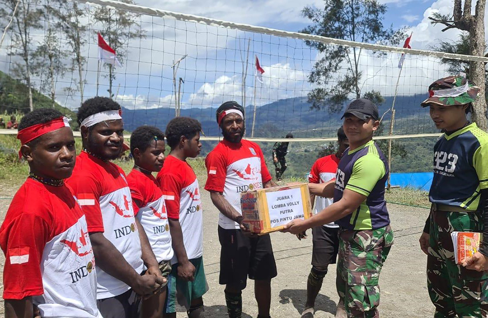 Masyarakat pedalaman Papua, Wombru, Distrik Mege'abume, Kab. Puncak, Papua, dalam aktivitas perlombaan. (BeritaNasional/HO/Elvis Sendouw)