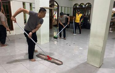 Gotong Royong Polisi dan Warga Pulihkan Masjid SMAN 72 Pascaledakan. (Foto/istimewa)