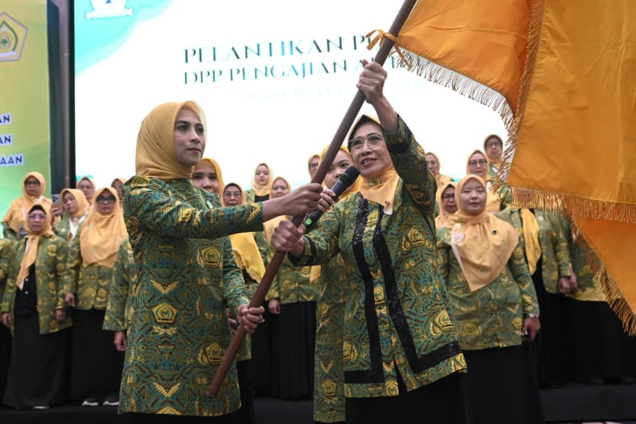 Ketum DPP Al Hidayah Hetifah Sjaifudian (kiri) bersama Ketua Dewan Penasihat Sri Suparni Bahlil (kanan) melantik pengurus DPP di Jakarta, Sabtu (29/11/2025). (Foto/DPP Pengajian Al Hidayah)