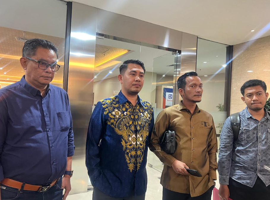 Koordinator ARAH, M. Iqbal (batik) bersama perwakilan ARAH, Salman Alfarisi (baju cokelat) di Bareskrim Polri, Jakarta, Kamis (27/11/2025). (BeritaNasional/Bachtiarudin Alam)
