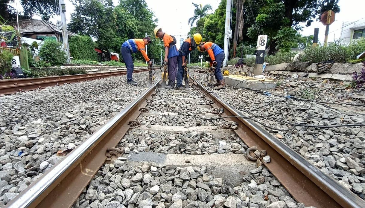 Petugas PT KAI menggunakan alat berat melakukan pemadatan batu kerikil rel kereta,Jakarta, Selasa (11/11/2025).  (Beritanasional.com/Oke Atmaja)