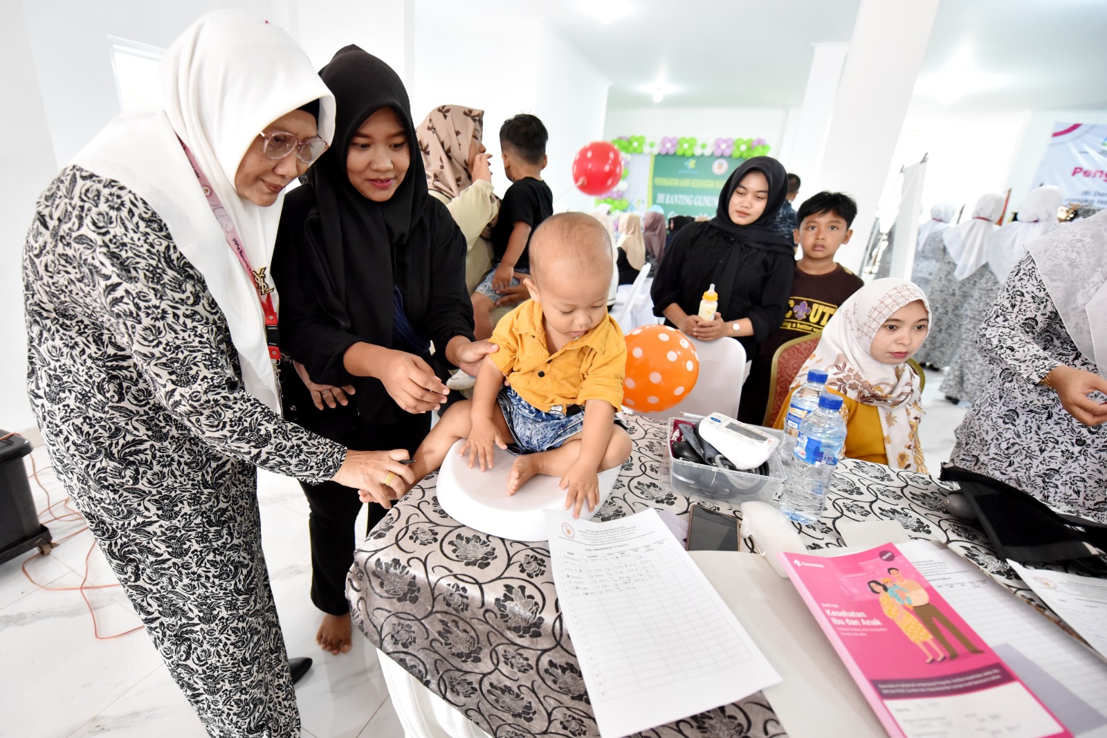 Kolaborasi IBI dan Kowani dalam kegiatan pengabdian masyarakat yang digelar dalam rangka Hari Kesehatan Nasional dan Peringatan Hari Ibu 2025. (BeritaNasional/Elvis/HO Kowani)