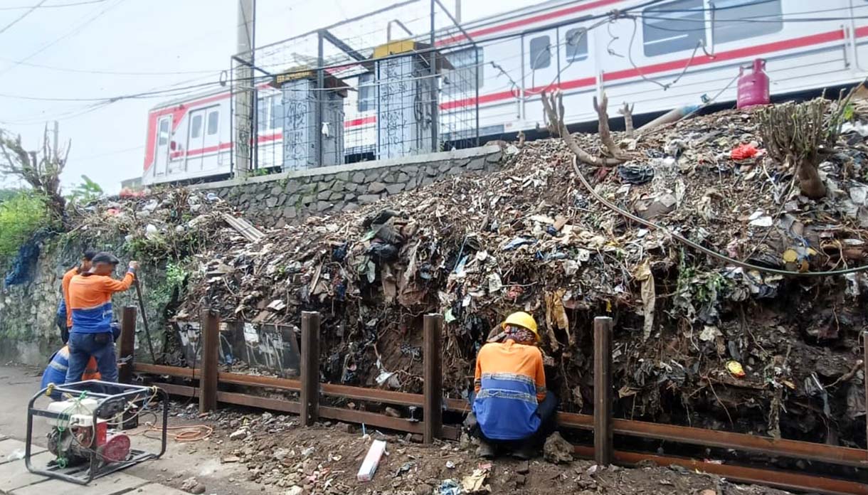 Petugas memasang besi rel kereta api untuk menahan tanah longsor di Kawasan Menteng, Jakarta Pusat, Minggu (23/11/2025).  (Beritanasional.com/Oke Atmaja)