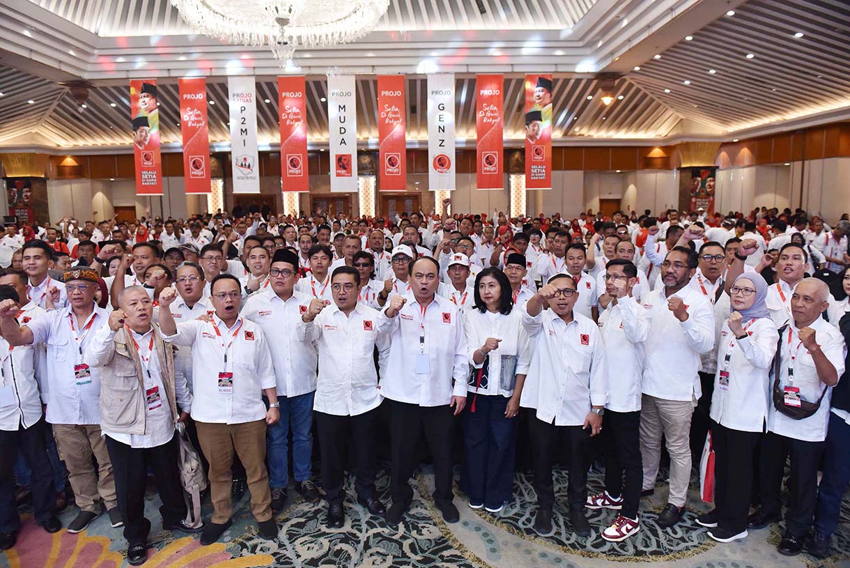 Ketua Umum Projo Budi Arie Setiadi (tengah) didampingi Sekjen Handoko (keempat kiri) berfoto bersama para relawan pada pembukaan Kongres III Projo di Jakarta, Sabtu (1/11/2025).  (Beritanasional.com/Oke Atmaja)