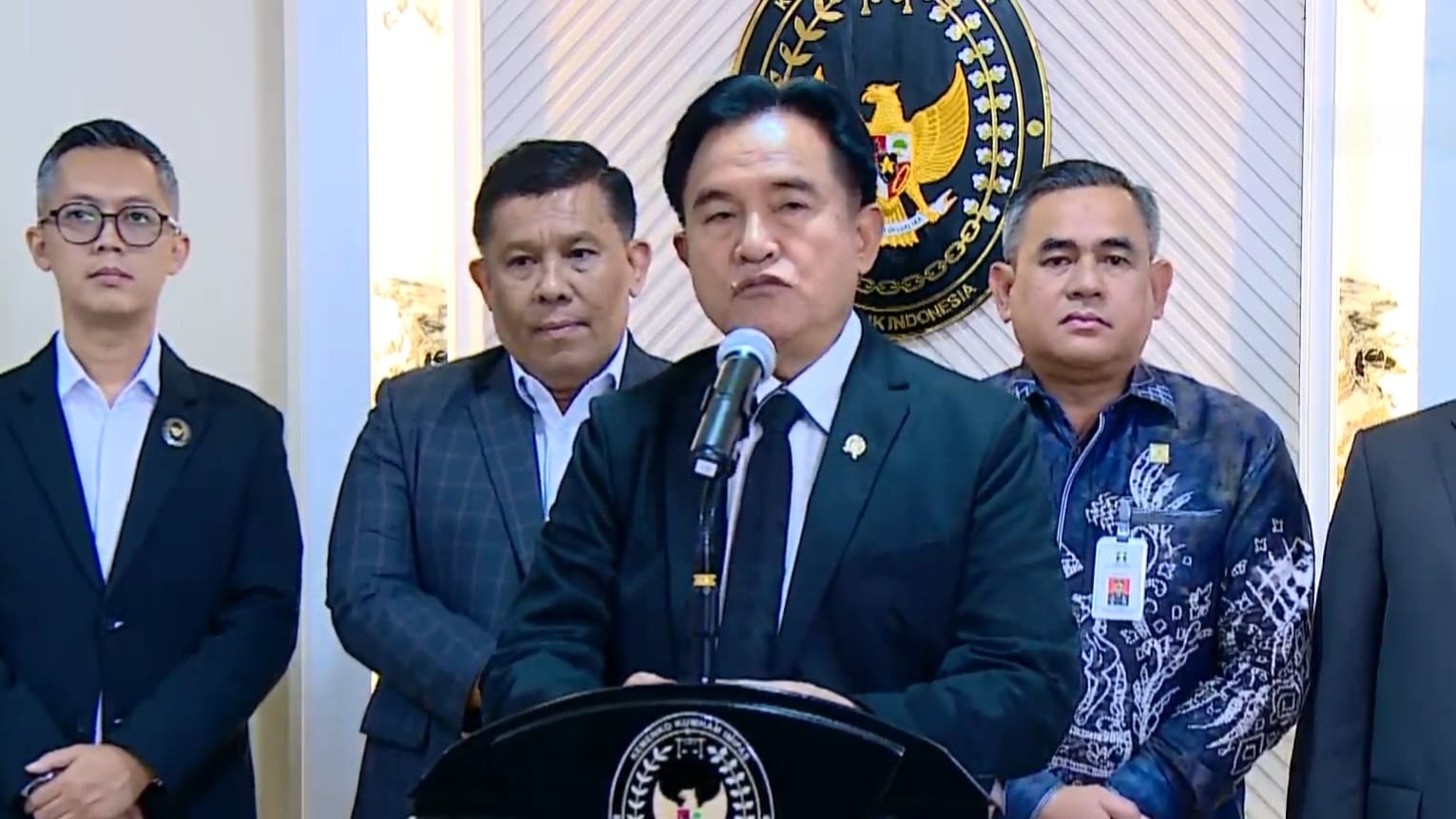 Menko Kumham Imipas Yusril Ihza Mahendra (tengah) saat memberikan keterangan pers. (Beritanasional/Panji Septo)