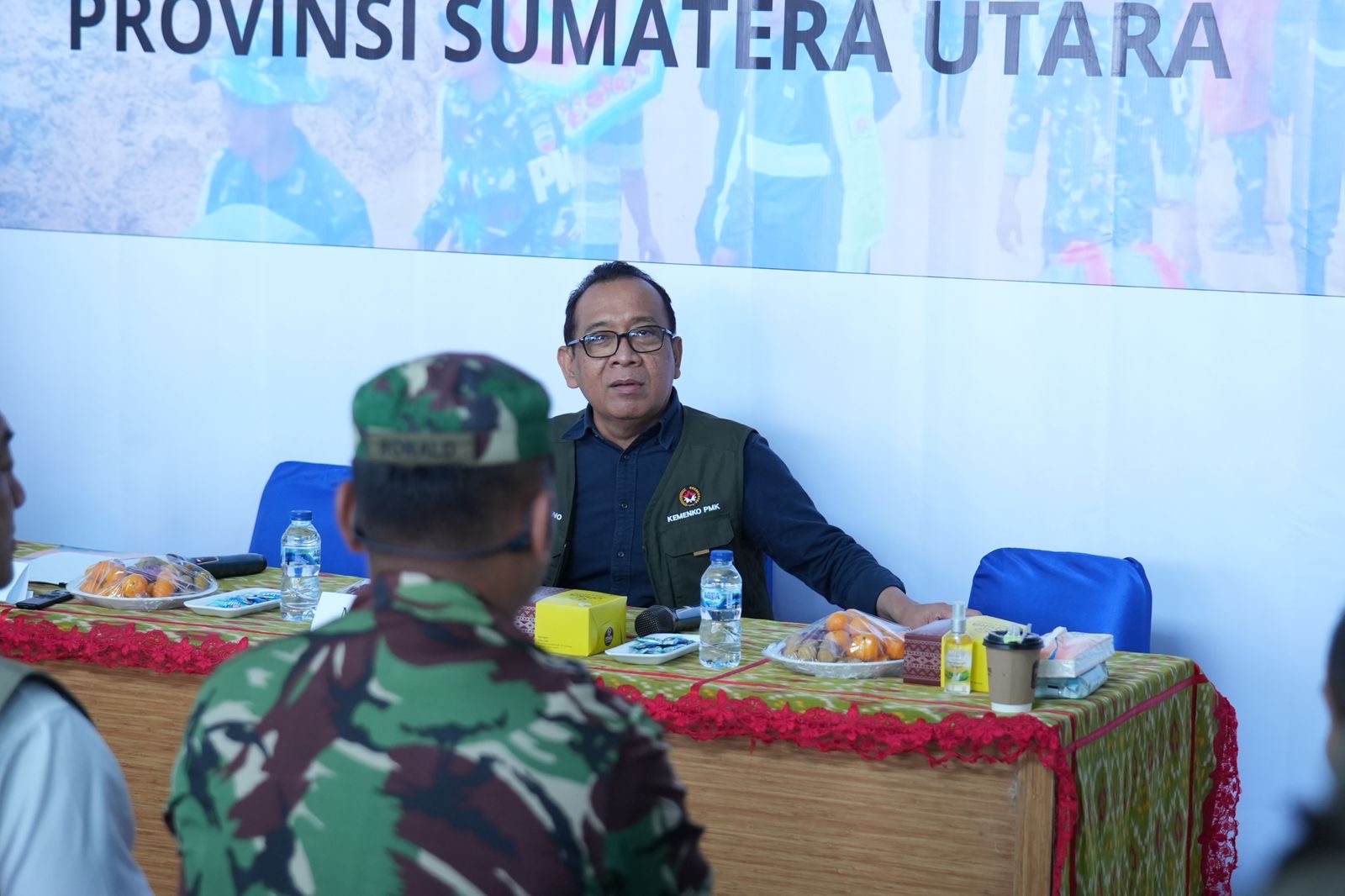 Menko PMK Pratikno saat memimpin Rapat Koordinasi Penanganan Darurat Bencana. (Foto/Kemenko PMK)