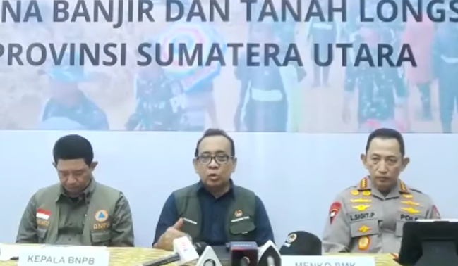 Menko PMK Pratikno (tengah) saat memberikan keterangan. (Foto/YouTube BNPB)