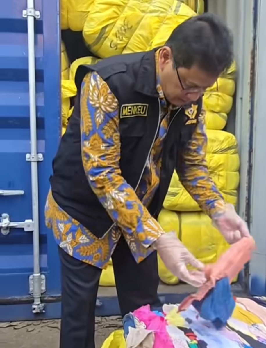 Menkeu Purbaya Yudhi Sadewa saat sidak pakaian bekas impor ilegal. (BeritaNasional/tangkapan layar)