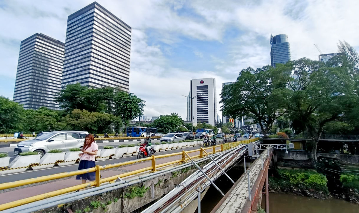Warga melintas di jembatan Dukuh Atas, Jakarta, Selasa (25/11/2025).(Beritanasional.com/Oke Atmaja)