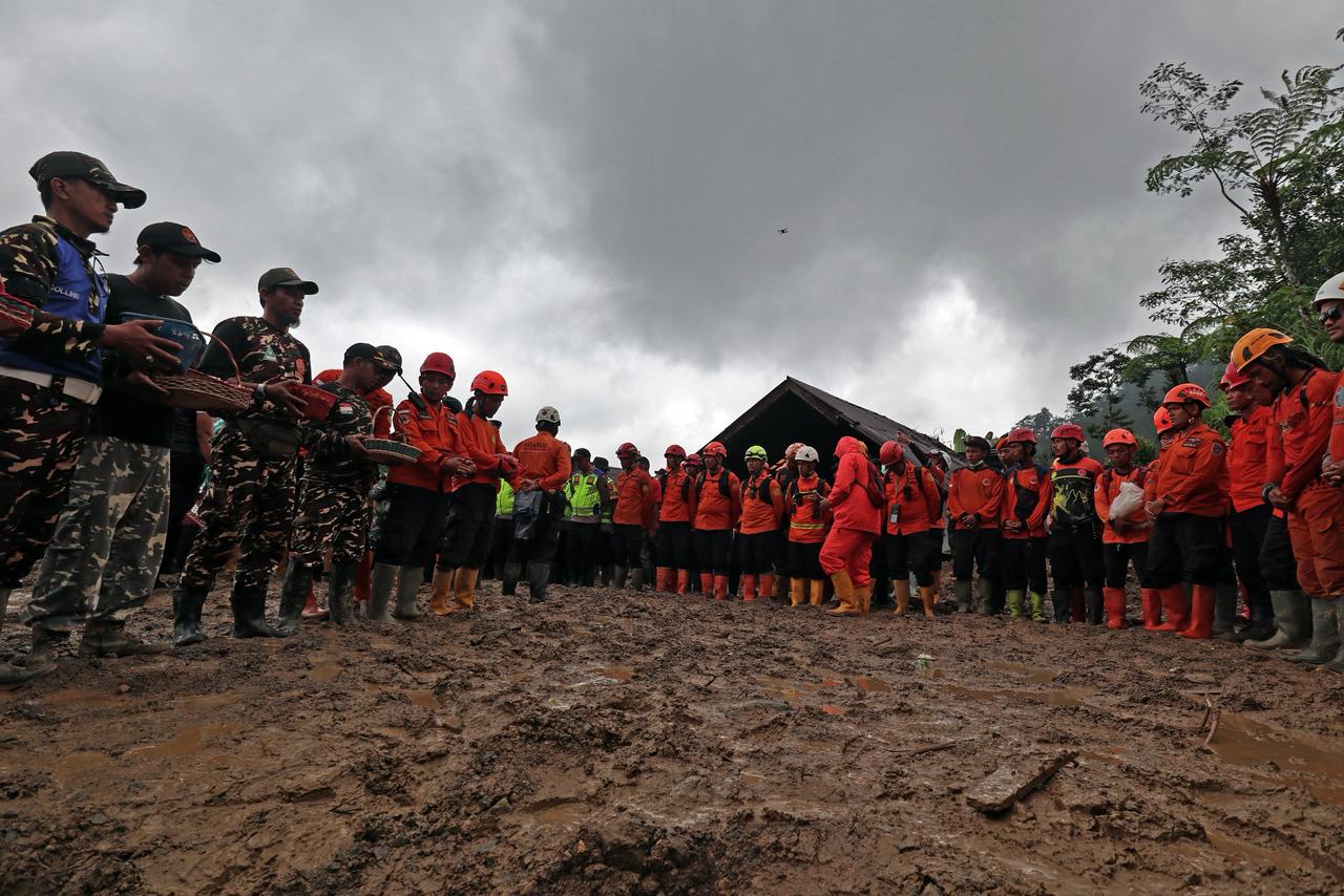 Tim SAR berdoa bersama. (BeritaNasional/BNPB)