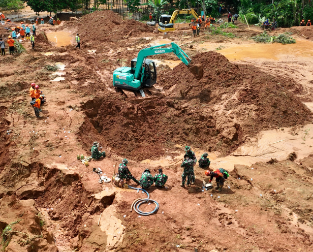 Tim SAR dan alat berat dikerahkan untuk menemukan korban yang masih tertimbun tanah longsor Cilacap. (BeritaNasional/BNPB)
