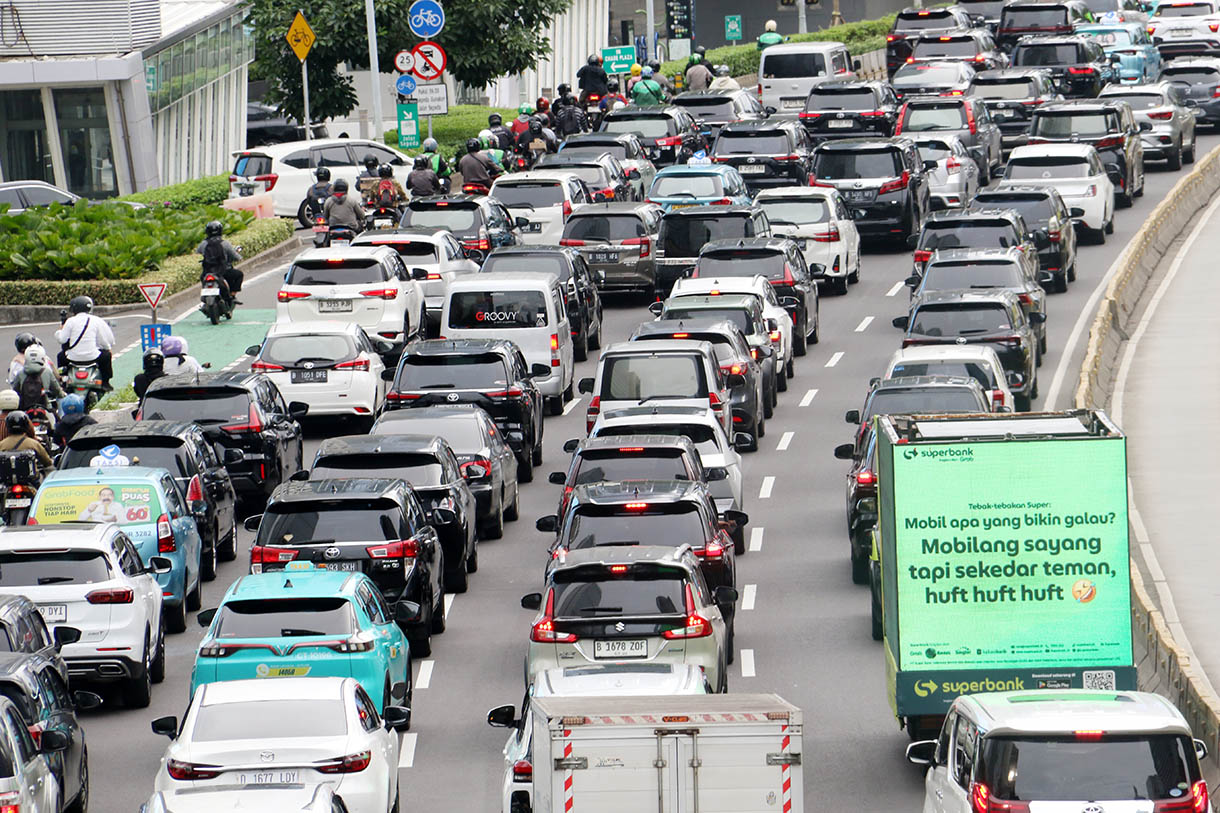 Kendaraan terjebak kemacetan di Jalan Jenderal Sudirman, Jakarta, Selasa (11/11/2025).  (Beritanasional.com/Oke Atmaja)