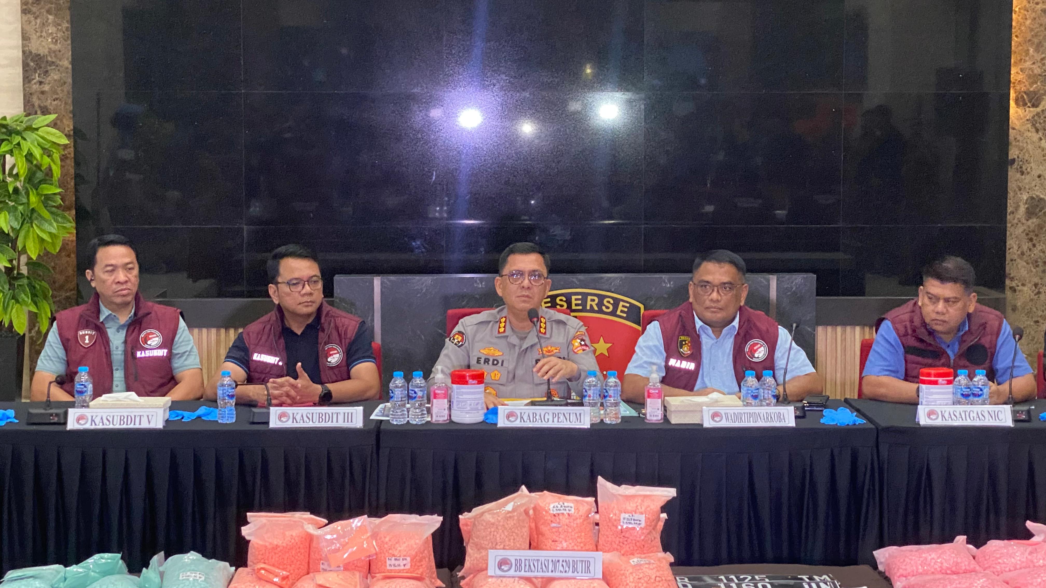 Wadirtipid Narkoba Bareskrim Polri Kombes Sunario gelar jumpa pers ungkap ratusan ribu butir ekstasi. (BeritaNasional/Bachtiarudin)
