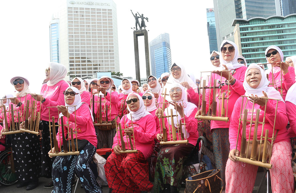 Sejumlah peserta memainkan alat musik angklung saat peringatan ke-15 Hari Angklung Sedunia di kawasan Bundaran HI, Jakarta, Minggu (16/11/2025). (Beritanasional.com/Oke Atmaja)