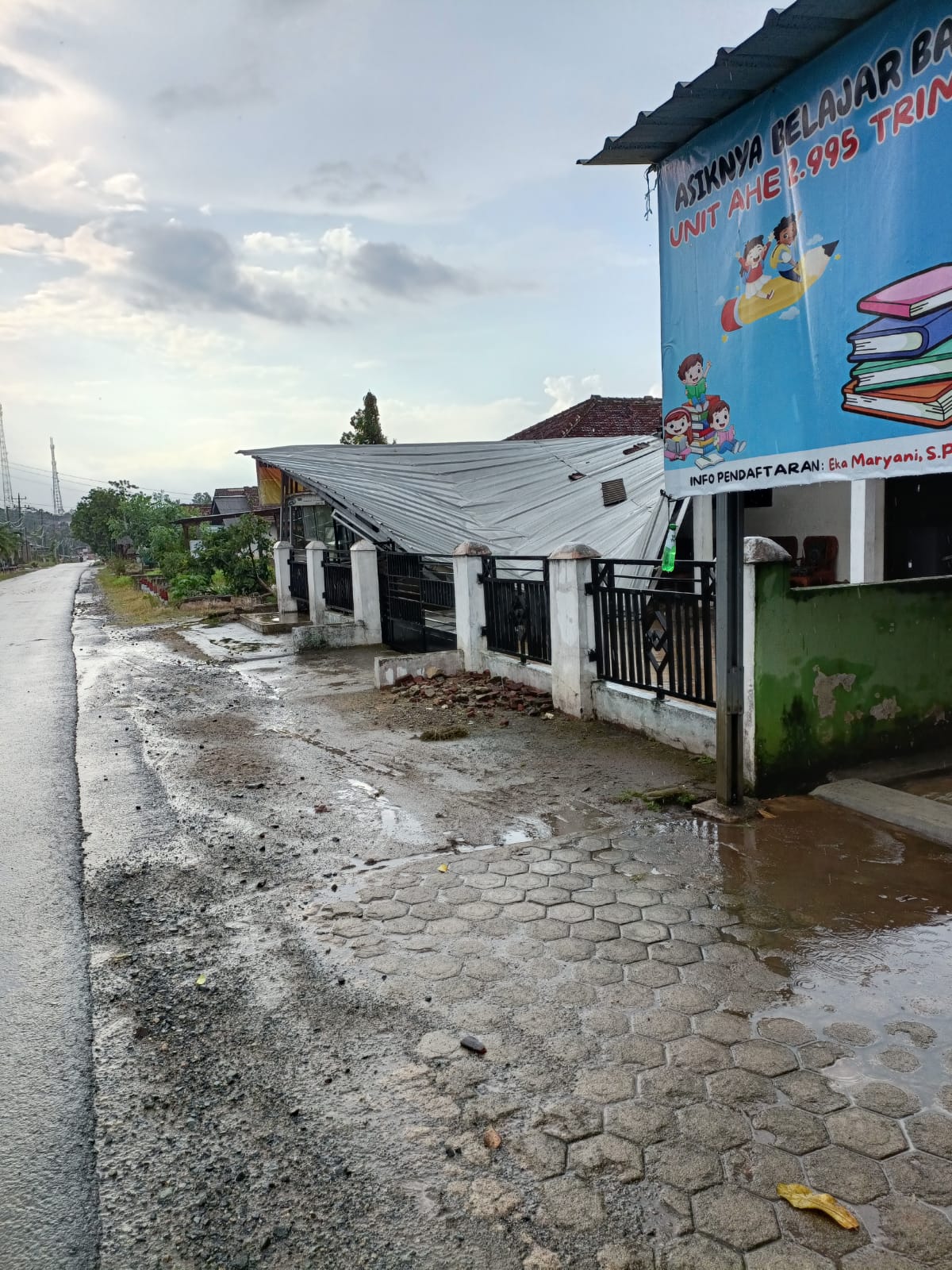 Angin kencang dan hujan merobohkan atap rumah warga di Lampung. (BeritaNasional/BNPB)