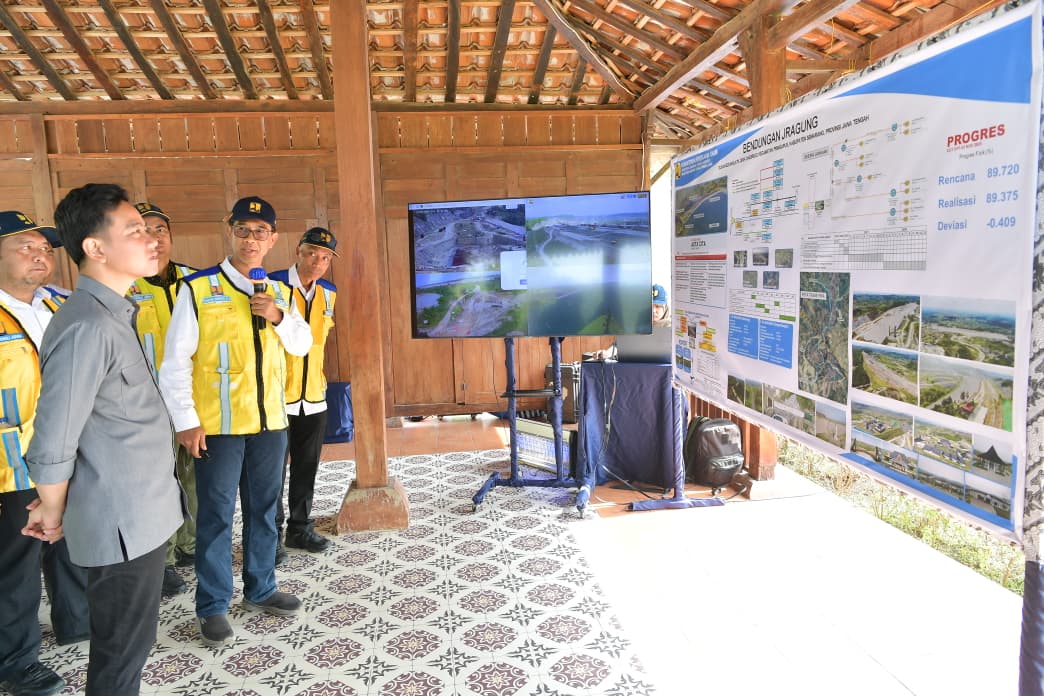 Wapres Gibran Rakabuming meninjau pembangunan Bendungan Jragung di Candirejo, Kabupaten Semarang, Jawa Tengah. (BeritaNasional/Elvis/HO Setwapres)