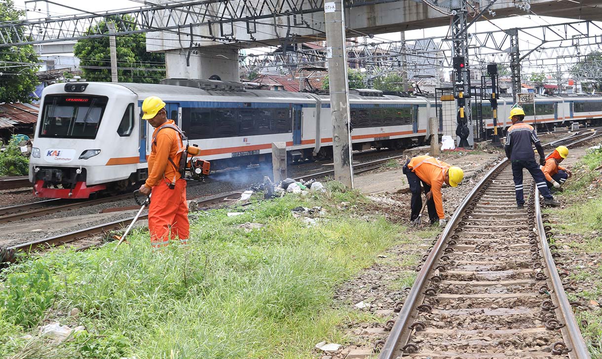 Petugas PT.KAI membersihkan rel kereta api di perlintasan Stasiun Manggarai, Jakarta, Rabu(5/11/2025). (Beritanasional.com/Oke Atmaja)