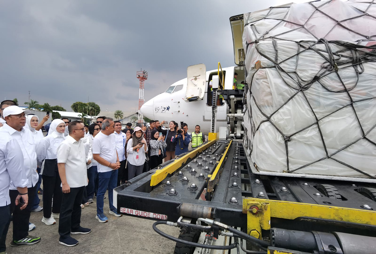 Wakil Ketua DPR Sufmi Dasco Ahmad (kedua dari kiri) melepas bantuan bencana Sumatera di Bandara Halim Perdanakusuma, Jakarta, Minggu(30/11/2025). (Beritanasional.com/HO/Oke Atmaja)