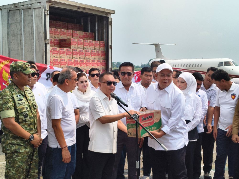 Wakil Ketua DPR Sufmi Dasco Ahmad (tiga dari kiri) melepas bantuan bencana Sumatera secara simbolis pada Minggu (30/11/2025). (BeritaNasional/Ahda)