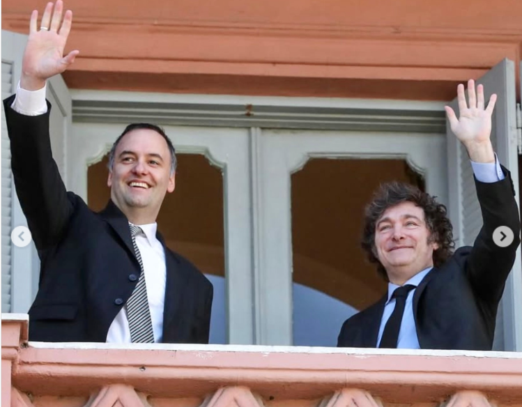 Presiden Argentina Xavier Milei (kiri) bersama dengan Jubirnya Manuel Adorni (kanan) melambaikan tangan. (Foto/Javier Milei)