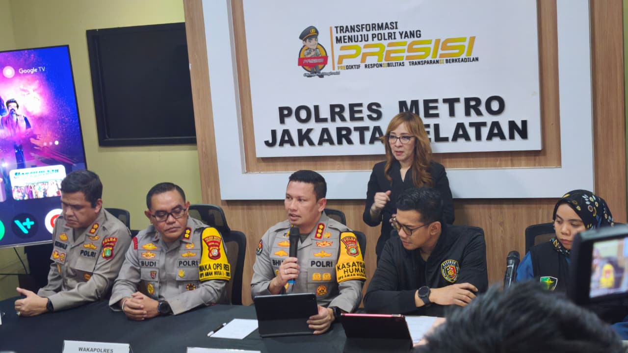 Kabid Humas Polda Metro Jaya Budi Hermanto (tengah) saat memberikan keterangan pers. (BeritaNasional/Bachtiarudin Alam)