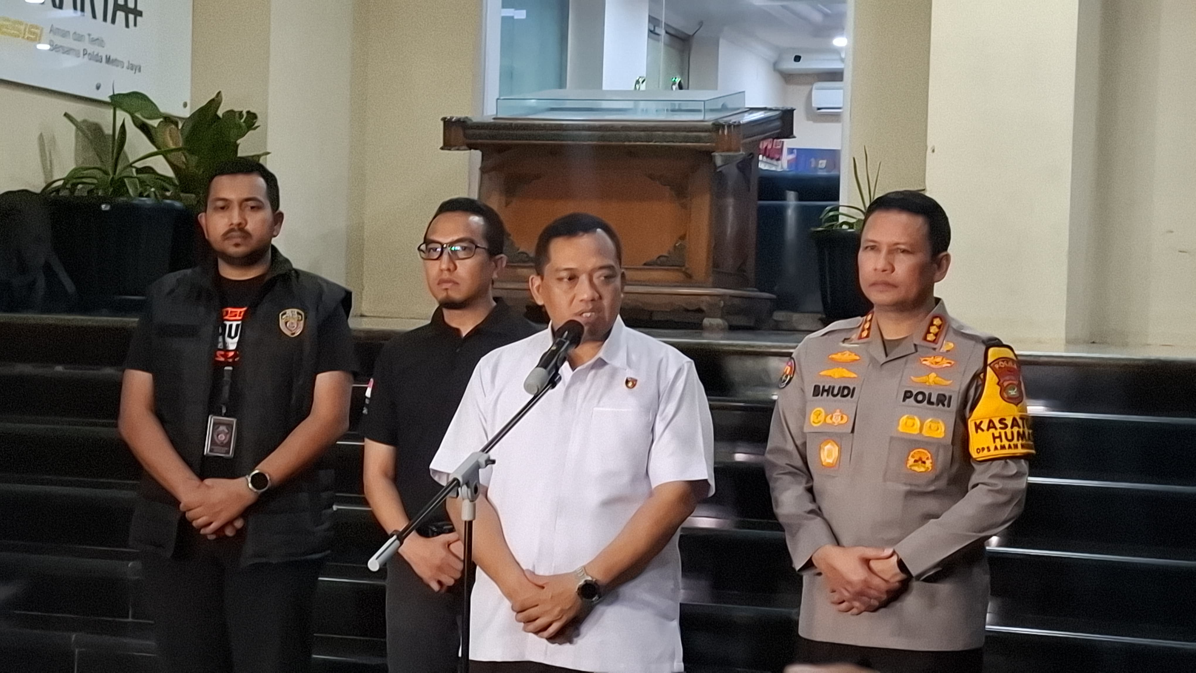 Dirkrimum Polda Metro Jaya Kombes Pol Iman Imanuddin (dua dari kanan) saat memberikan keterangan pers. (BeritaNasional/Bachtiarudin Alam)