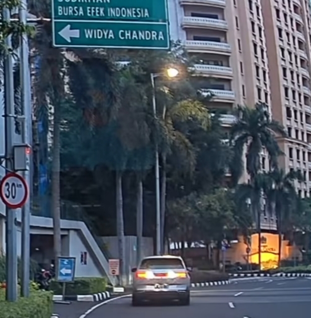 Mobil Ioniq 5 terekam mundur lawan arah di SCBD. (Foto/Ist)