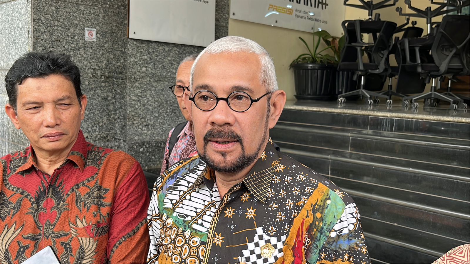 Pengacara keluarga Diplomat Muda Kementerian Luar Negeri (Kemlu) Arya Daru Pangayunan. (BeritaNasional/Bachtiarudin)