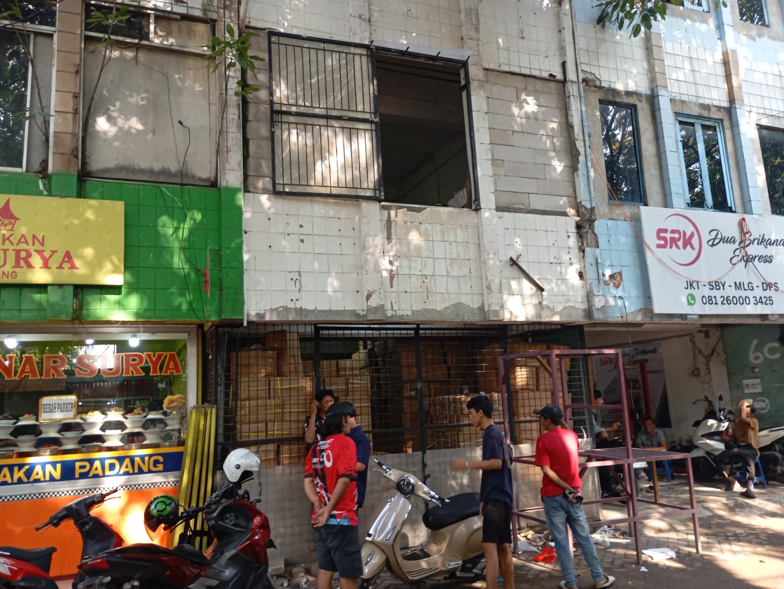 Ruko yang digerebek polisi terkait kasus nampan MBG palsu. (Foto/Istimewa)