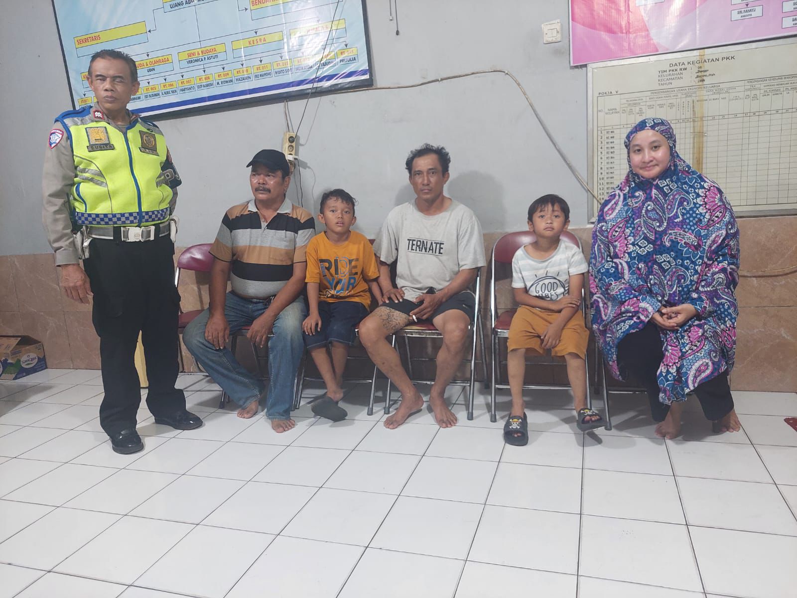 Polisi menyelamatkan dua bocah yang ditelantarkan pria tak dikenal. (Foto/Istimewa)