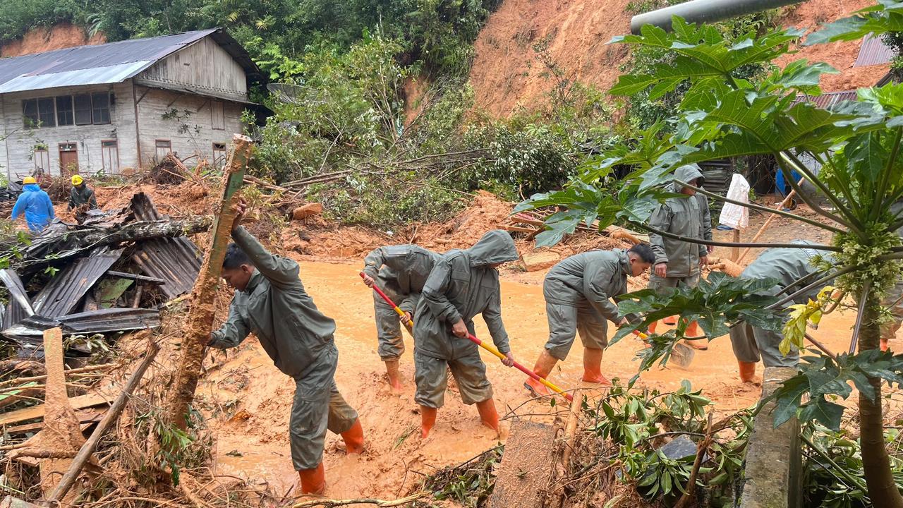 Anggota Polri membantu penanganan bencana di Sumatera Utara. (Dok/Humas Polri)