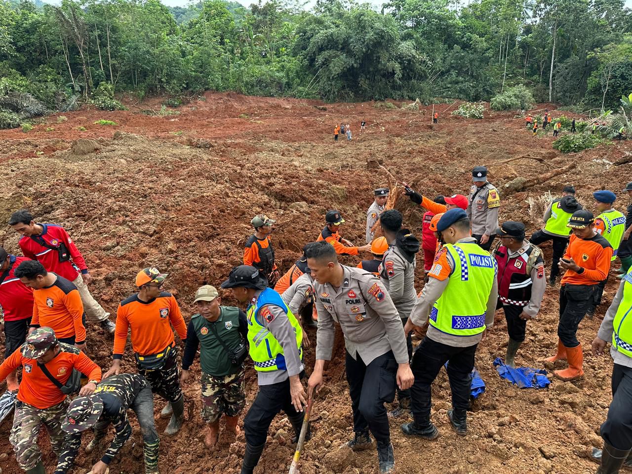 Tim penyelamat bersama anggota Polri mencari warga yang masih tertimbun tanah longsor di Cilacap Jawa Tengah. (BeritaNasional/dok Polri)