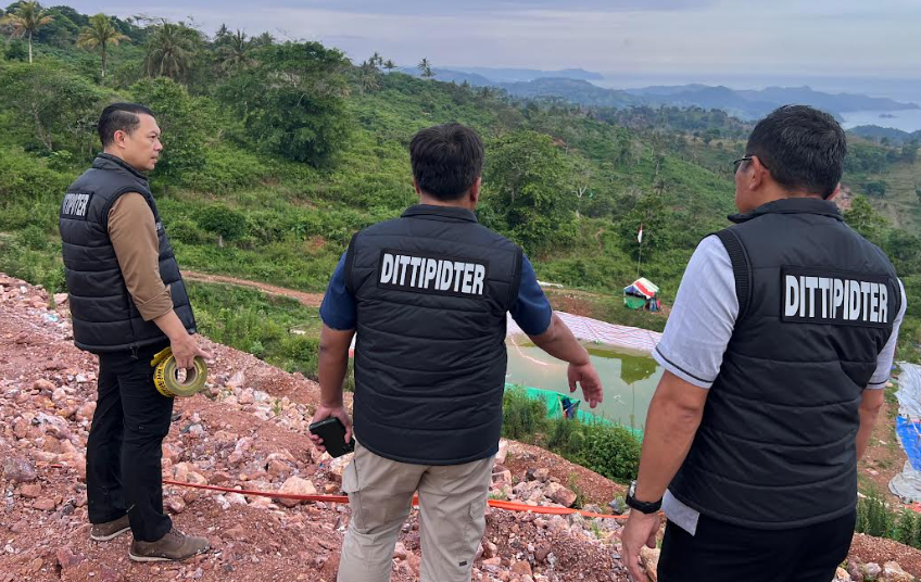 Tim penyidik Bareskrim Polri berada di wilayah tambang pasir ilegal TNGM Jawa Tengah. (BeritaNasional/Bachtiarudin))