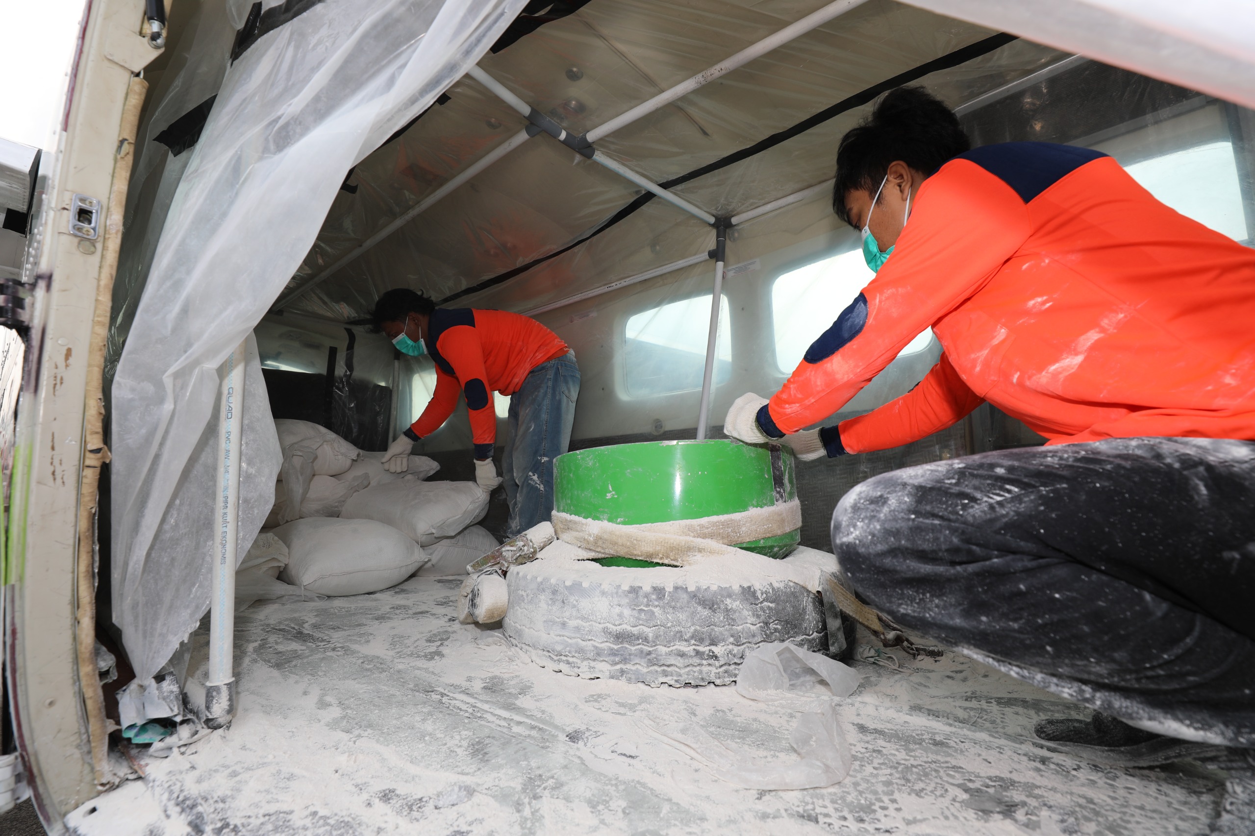 Tim menyiapkan bahan semai modifikasi cuaca. (BeritaNasional/BNPB)