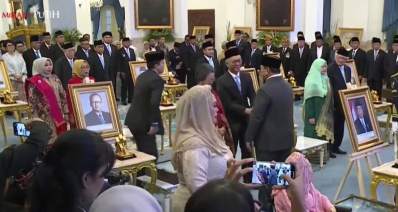 Suasana pemberian gelar pahlawan negara di Istana Negara. (Foto/YouTube BeritaNasional TV)