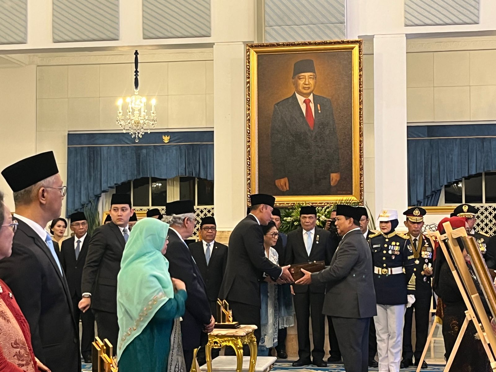 Presiden Prabowo Subianto memberikan gelar pahlawan kepada Sarwo Edhie Wibowo dengan diwakili keluarganya. (BeritaNasional/Lydia)